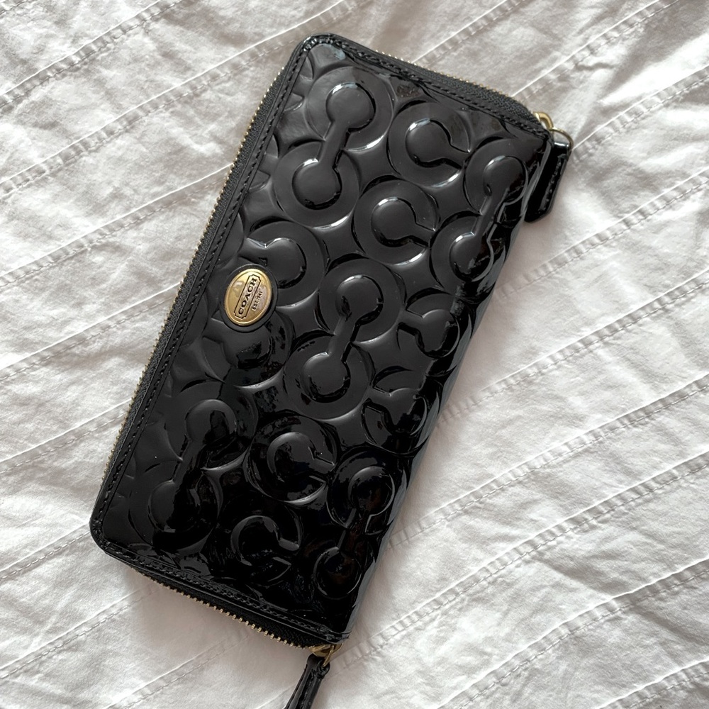 Coach Signature C Patent Leather Wallet — like new